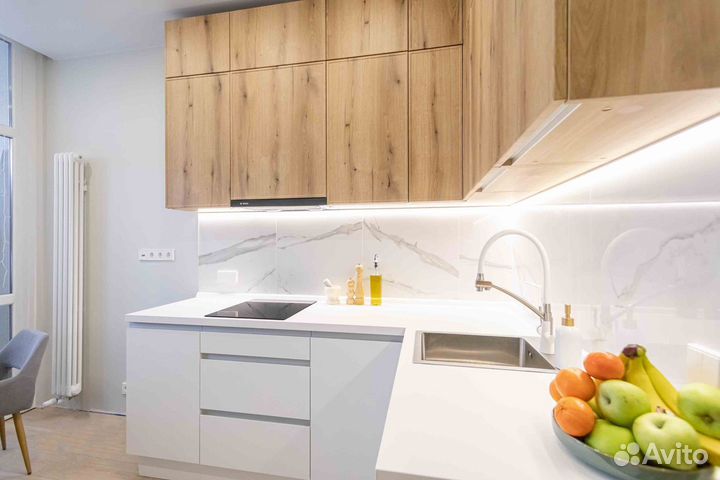 Кухня угловая с белыми фасадами и под дерево