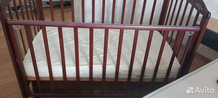 Детская кроватка с универсальным маятником