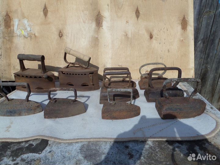 Старинный угольный утюг