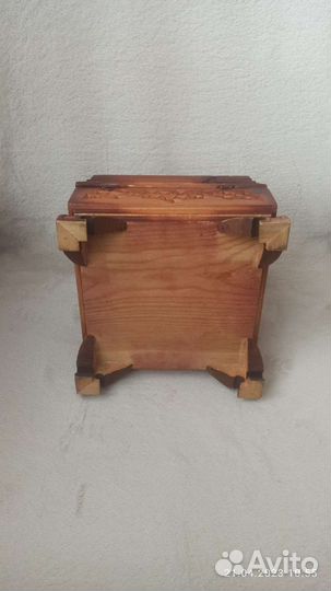 Деревянная резная шкатулка