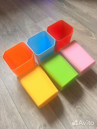 Набор цветных контейнеров