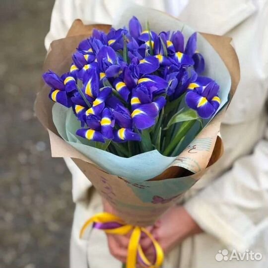Ирисы, букет из роз, доставка цветов