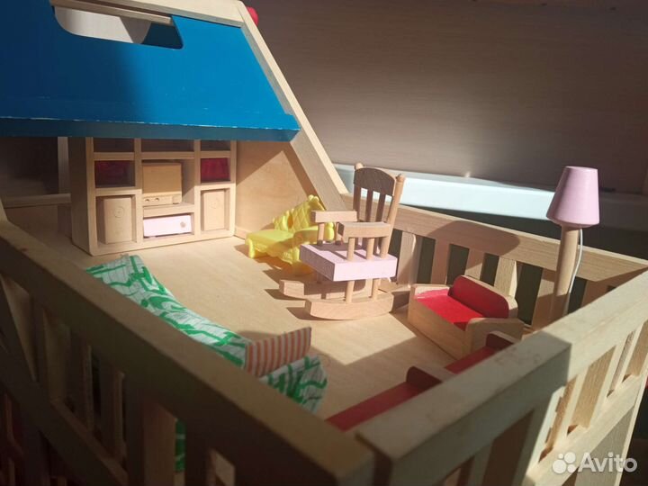 Деревянный кукольный домик с мебелью