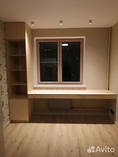 Рабочая зона у окна из фанеры