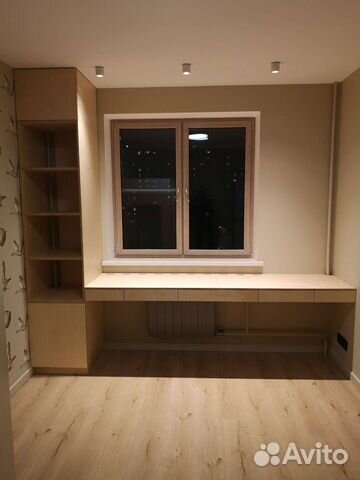 Рабочая зона у окна из фанеры