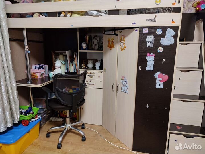 Детская кровать чердак со столом и шкафом