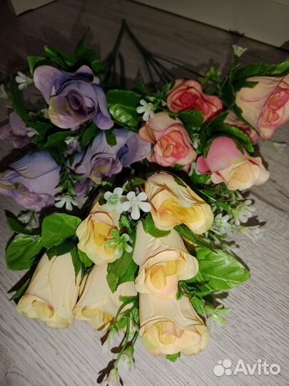 Искусственные цветы на кладбище