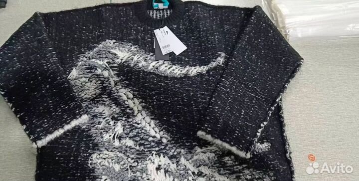 На руках свитеры lacoste черные с крокодилом