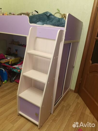 Детская кровать чердак с полками и шкафом купе