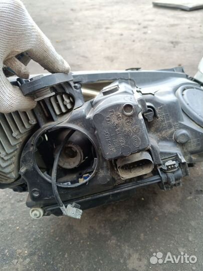 Левая фара Bixenon mercedes 212 с дефектом