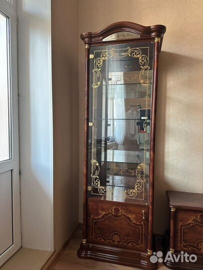 Витрина с подставкой под телевизор