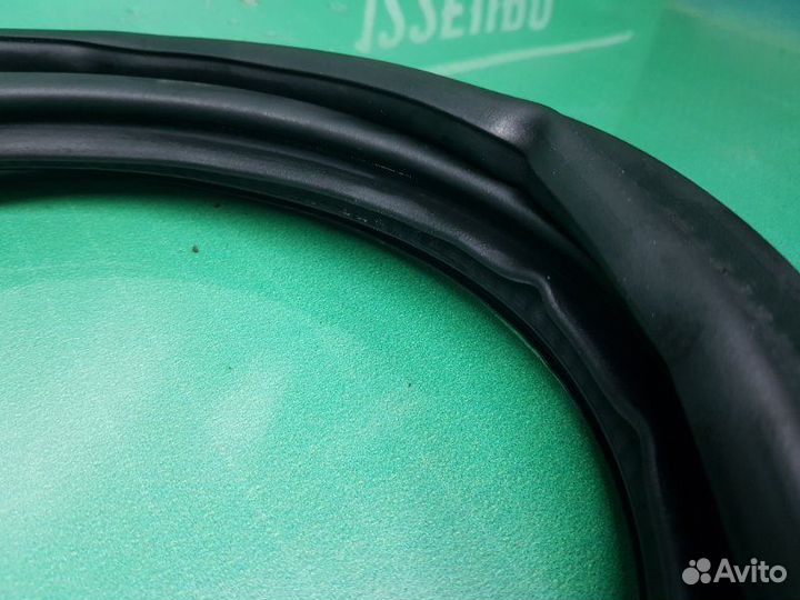 Уплотнительная резинка багажника Pontiac Vibe L4