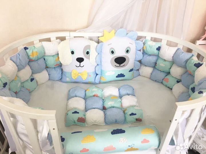 Бортики бонбон в овальную кроватку с простыней на