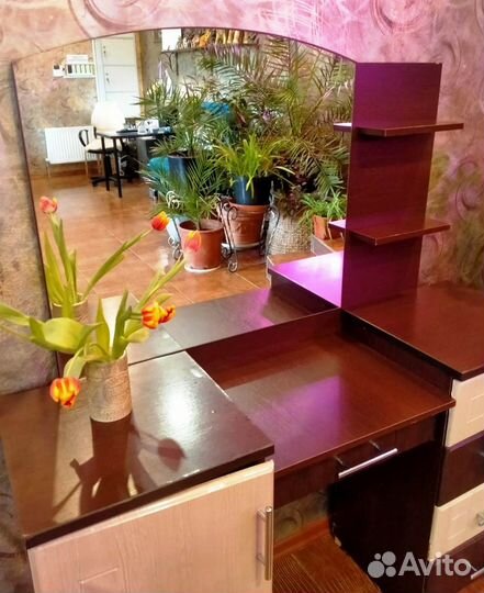 Туалетный столик с зеркалом,Кухонный стол-тумба