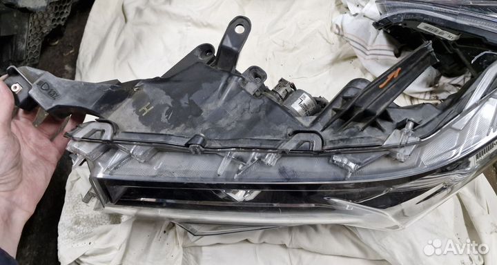 Передняя левая фара Toyota LC Prado 150