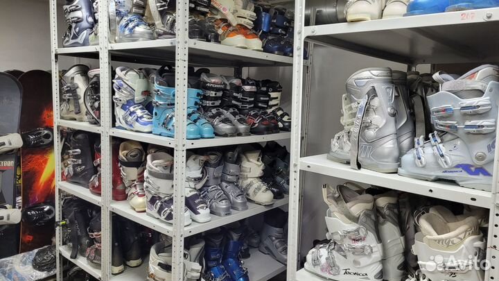 Сноуборды, лыжи и ботинки
