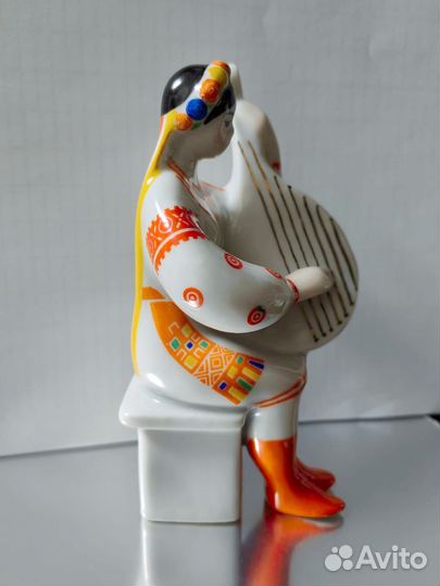 Статуэтка бандуристка