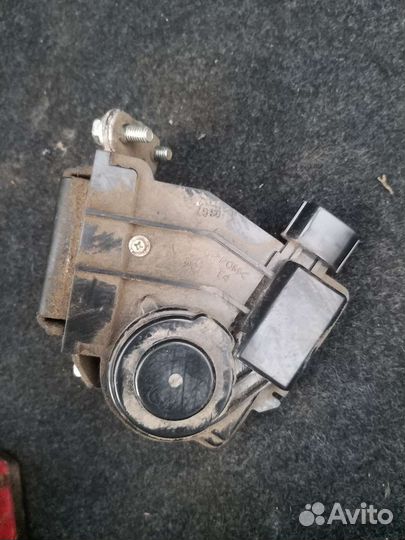 Замок багажника тойота аурис е150