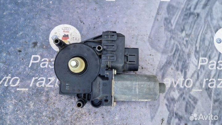 Мотор стеклоподъемника задний левый Audi A6 C5 AKE