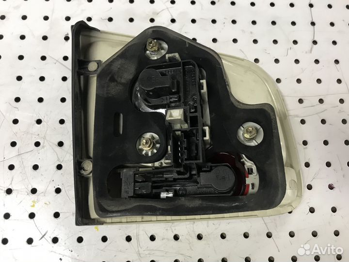 Фонарь задний правый в крышку 1 Touareg 2002-2007