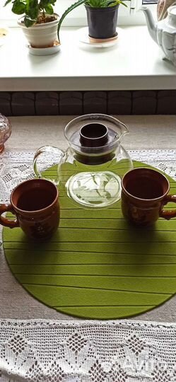 Заварочный чайник и кружечки