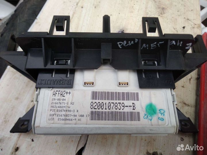 Дисплей, часы Renault Megan II