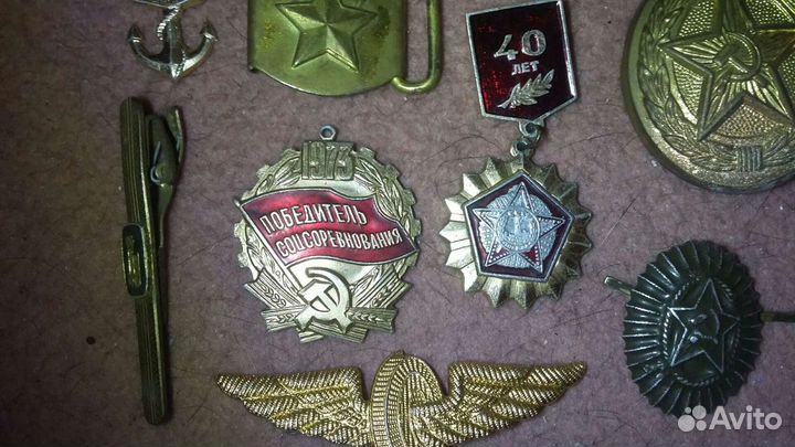 Значки, пряжка и какарда