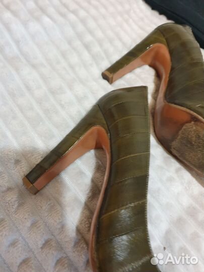 Туфли из кожи крокодила