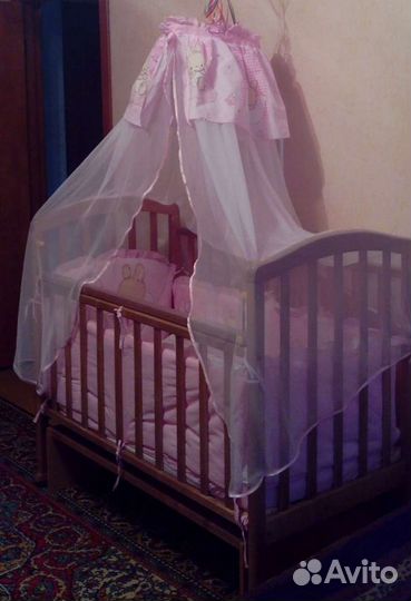 Детская кровать с маятником и матрасом