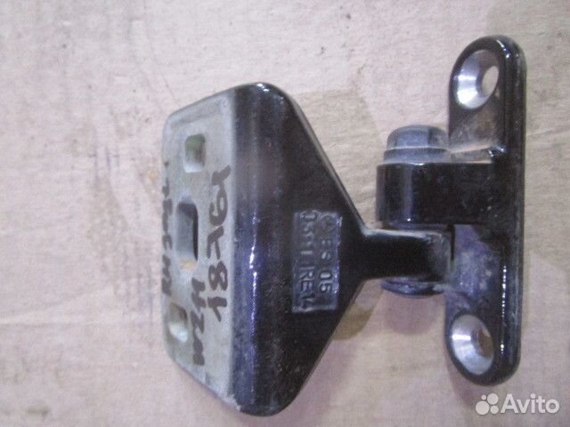 Петля двери задней правой нижняя Mercedes Benz W21