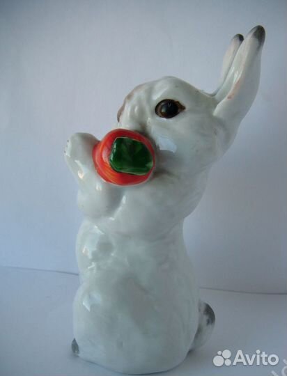 Заяц с морковкой