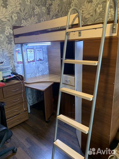 Детская кровать чердак со столом и шкафом