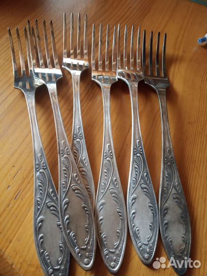 Мельхиоровых вилки, ложки, ножи