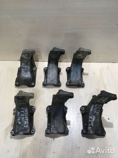 Кронштейн двигателя правый Пассат Б3 357199354