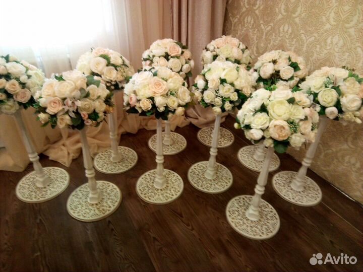 Стойки с цветами