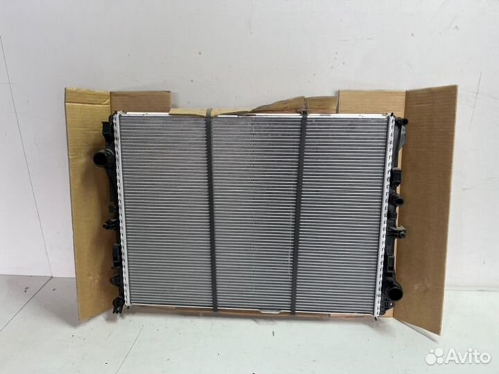 Радиатор охлаждения передний Mercedes Benz E-Class