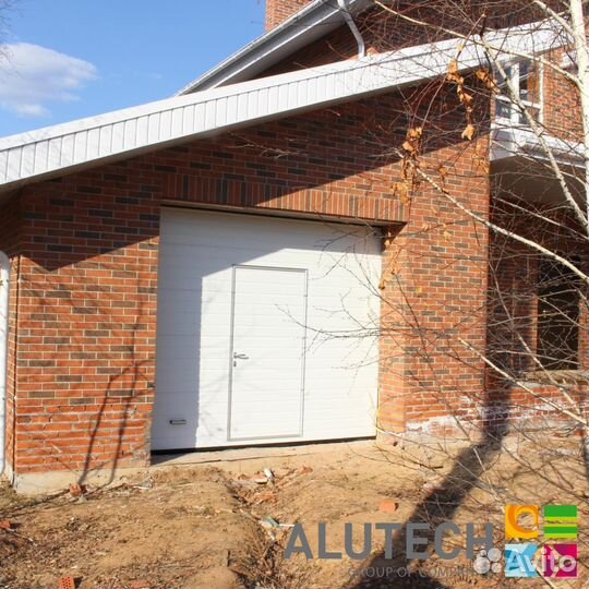 Секционные ворота для гаража alutech
