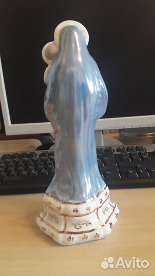 Фарфоровая статуэтка Богородица