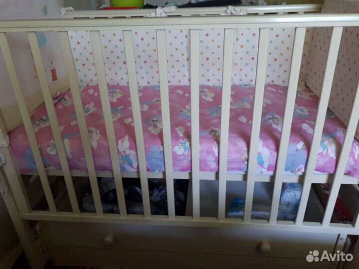 Детская кроватка с маятником