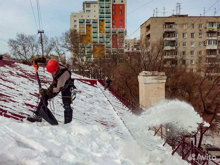 Очистка кровли от снега и сосулек альпинистами