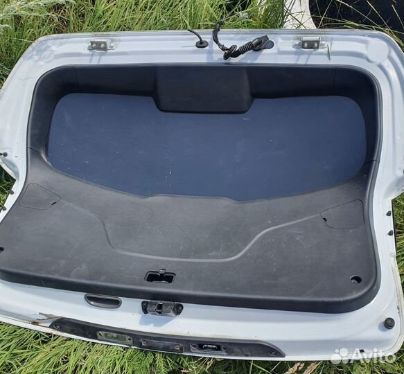 Продам заднюю дверь багажника