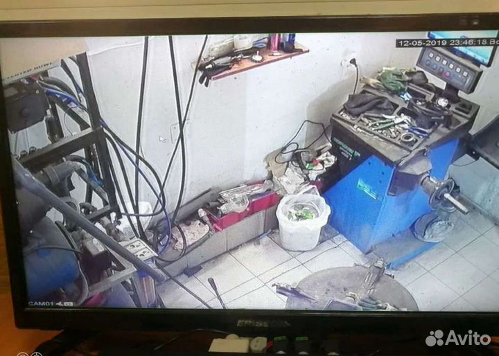 Монитор и 4 камеры видеонаблюдения