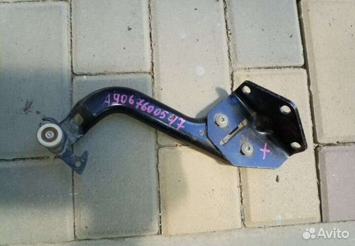 Ролик раздвижной двери правый нижний Mercedes-Benz