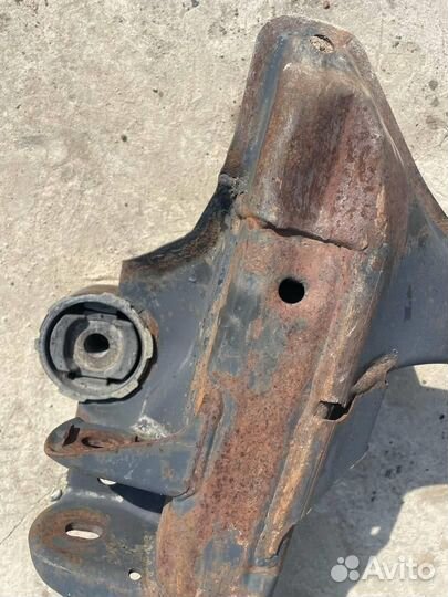 Подрамник передний 7L0499030T