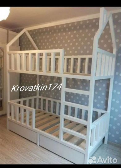 Кровать двухьярусная домик