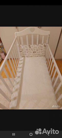 Детская кроватка с универсальным маятником