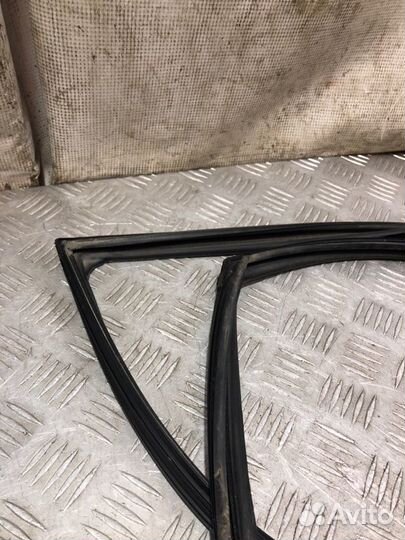 Уплотнитель стекла передний левый Lexus Rx400H