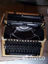 Небольшая коллекция телевизоров и печатная машинка