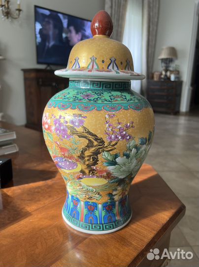 Керамическая ваза с крышкой