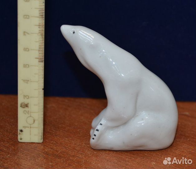 Фарфоровая статуэтка- белый медведь. артель прогре